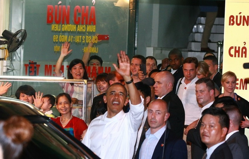 Barack Obama disfruta de Bun Cha (fideos de arroz con carne asada), durante su visita a Vietnam del 23 al 25 de mayo 2016.