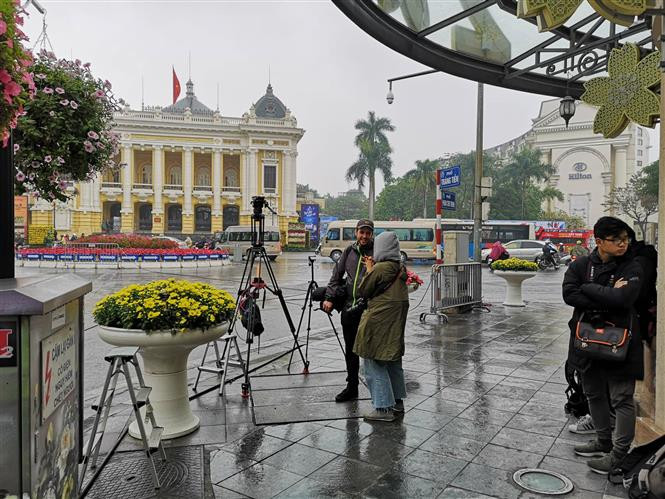 Reporteros esperan al presidente Kim en la Plaza de la Revolución de Agosto. (Fuente: VNA)