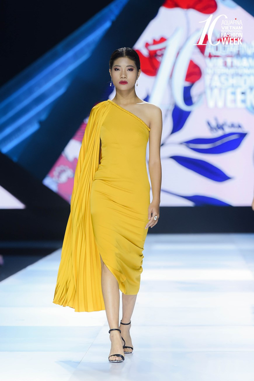 A través de esta colección, el diseñador Adrian Anh Tuan aspira a introducir a sus espectadores en un viaje para encontrar la paz, la tranquilidad y la energía positiva. (Fuente: VietnamPlus)