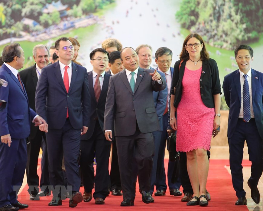 El primer ministro de Vietnam, Nguyen Xuan Phuc; la comisionada de comercio de la Unión Europea, Cecilia Malmstrom; entre otros altos funcionarios de ambas partes (Foto: VNA)