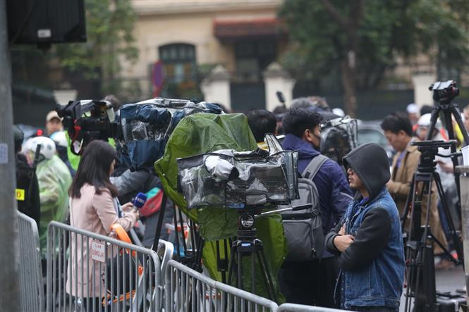 Reporteros esperan al dirigente norcoreano en la calle Ly Thuong Kiet, por fuera del hotel Melia, Hanoi. (Fuente: VNA)