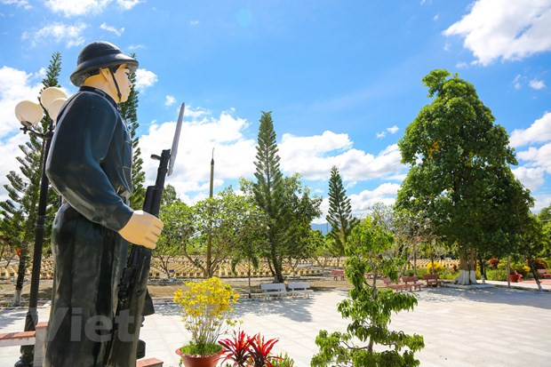 La estatua de un soldado con una trompeta trae a los visitantes recuerdos sobre los combatientes caídos. La trompeta, dirigida hacia las tumbas, hasta la fecha se hace eco de laos gritos y cada pisada de los soldados, quienes sacrificaron su vida por la independencia de la Patria. (Fuente: VietnamPlus)