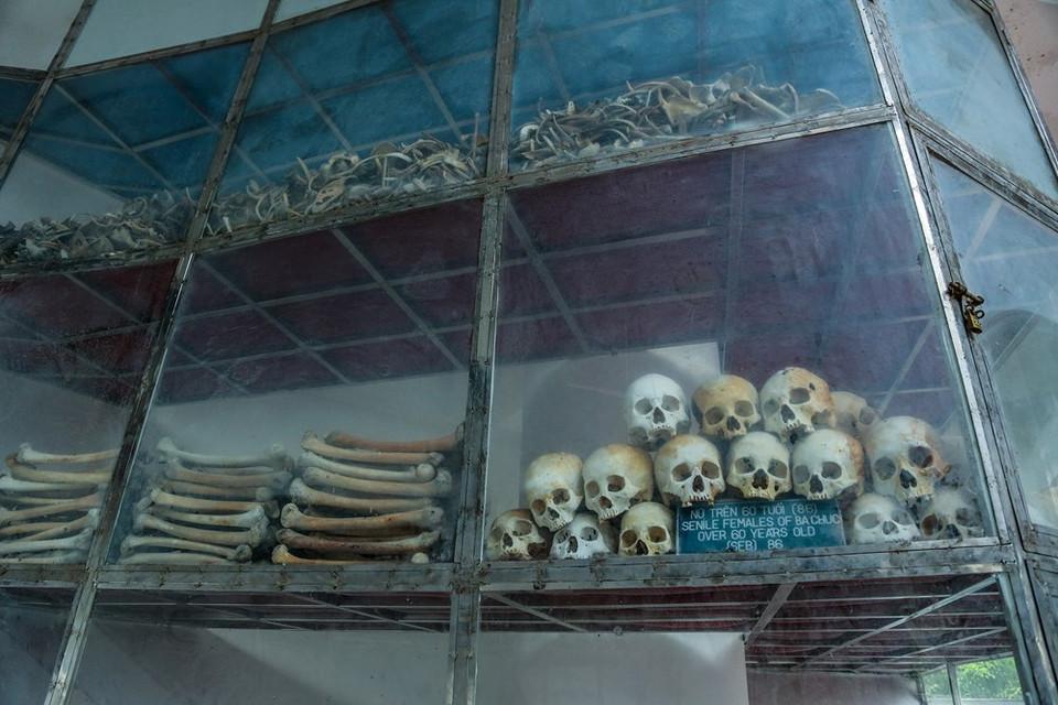 El 18 de abril de 1978, las tropas de Pol Pot atacaron Ba Chuc, matando a civiles inocentes. Más de 3.000 locales fueron brutalmente ejecutadas en 12 días y solo tres sobrevivieron después de la masacre. En 1979, las autoridades y el pueblo de An Giang construyeron un conjunto para demostrar las pruebas de esos crímenes, que incluye una casa conmemorativa, un monumento, una casa de la tradición, pabellón, estanque de lotos, casa de huéspedes y barandilla. (Fuente: VietnamPlus)