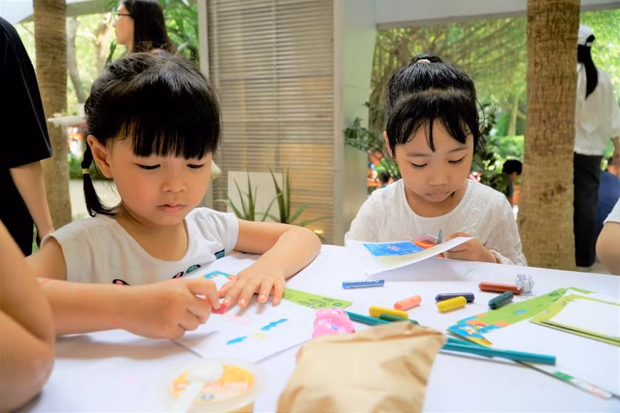 Los niños colorean sus dibujos sobre la protección al medio ambiente (Foto: Vietnam+)