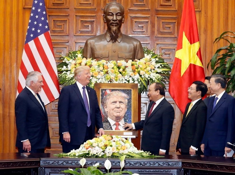 El primer ministro Nguyen Xuan Phuc presenta un retrato al presidente Donald Trump, quien realiza una visita de Estado a Vietnam y asiste a la Cumbre del Foro de Cooperación Económica Asia-Pacífico (APEC), del 11 al 12 de noviembre de 2017.