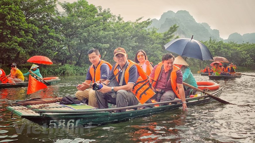 Al llegar al complejo paisajístico de Trang An, los turistas emprenderán un viaje al pasado, regresando a los tiempos de esplendor y sumergiéndose en la cultura tradicional (Foto: Vietnamplus)