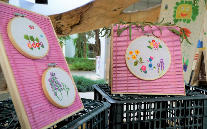 La mayoría dinero recaudado de la venta de los productos en esta actividad serán donados para el establecimiento de un taller de formación para niños que sufren del autismo (Foto: Vietnam+)