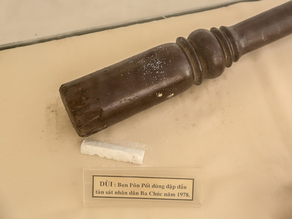 El golpeador de madera que las tropas de Pol Pot usaban para asesinar a los residentes en Ba Chuc. Las huellas de las antiguas ejecuciones siguen intactas en los arañazos de la maja que están profundamente arraigados en la cabeza del punzón. (Fuente: VietnamPlus)