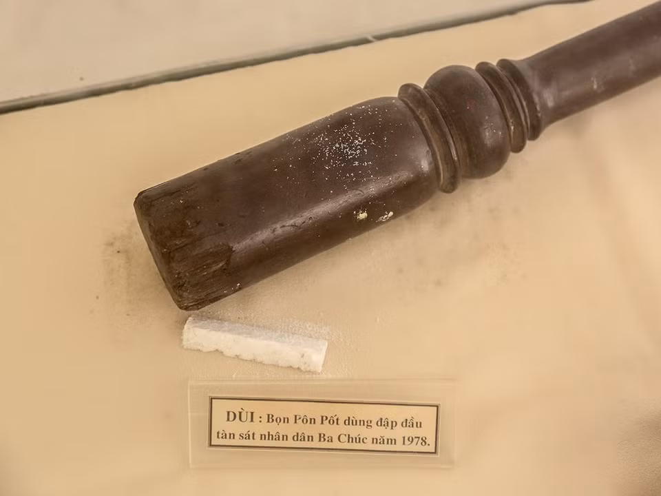 El golpeador de madera que las tropas de Pol Pot usaban para asesinar a los residentes en Ba Chuc. Las huellas de las antiguas ejecuciones siguen intactas en los arañazos de la maja que están profundamente arraigados en la cabeza del punzón. (Fuente: VietnamPlus)