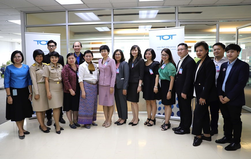 La delegación de la VNA visita el centro de manejo de noticias falsas en el Ministerio de Economía Digital y Sociedad (Foto: VNA)