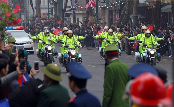 La policía vietnamita escola la caravana del presidente Kim. (Fuente: VNA)