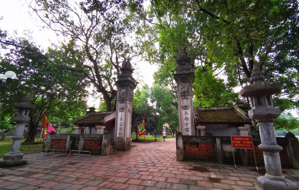 La custodia del Oeste de la urbe lo ocupa el templo Voi Phuc o Elefante de Rodillas, que fue construido en 1605 para honrar al príncipe Linh Lang, quien se distinguió en la lucha contra las agresiones chinas. (Fuente: VNA)