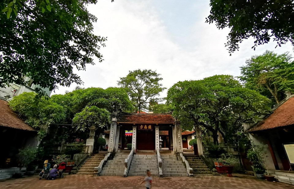 Ubicado en el Sur de la antigua villa, el templo Kim Lien o Loto de Oro rinde tributo al general Cao Son asistente del genio Son Tinh, famoso por sus poderes mágicos en el combate a las inundaciones. (Fuente: VNA)