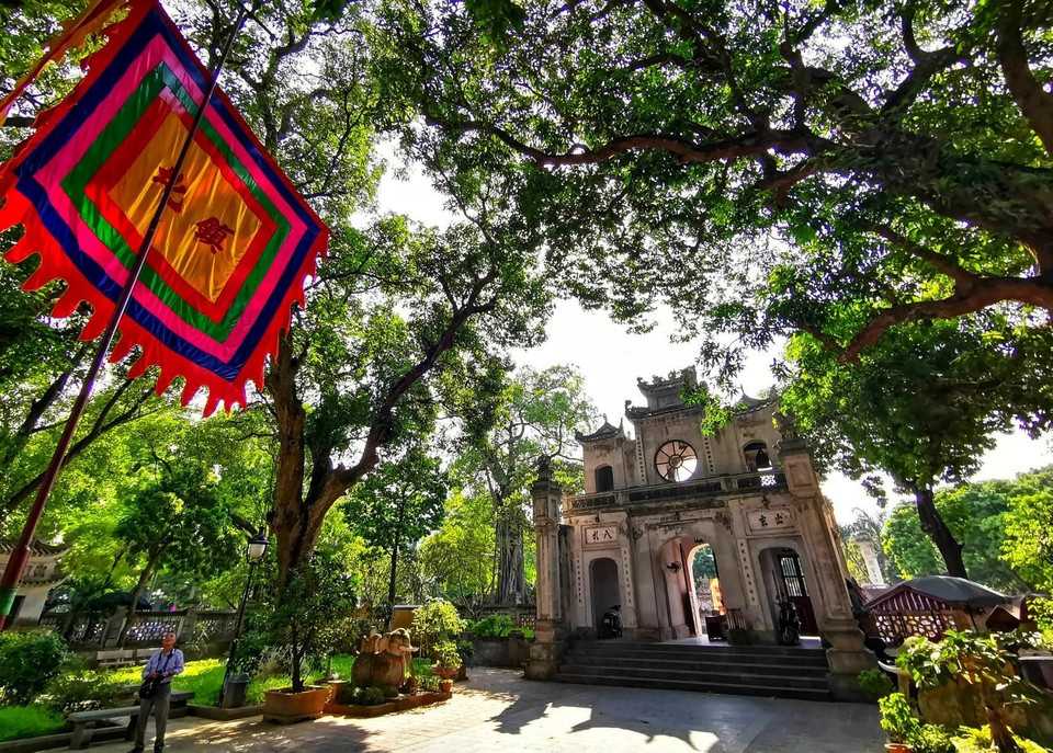 En la zona norte radica el templo Quan Thanh, construido en 1010 para rendir culto a Huyen Thien Tran Vu, un general legendario por sus méritos en batallas contra invasores y monstruos de tiempos remotos. (Fuente: VNA)