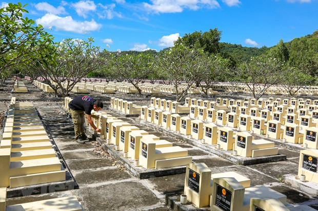 Especialmente, la mayoría de los soldados que descansan aquí fueron voluntarios vietnamitas que fallecieron durante las guerra contra el régimen genocida de Pol Pot en Camboya. Eran jóvenes en aquel momento … (Fuente: VietnamPlus)