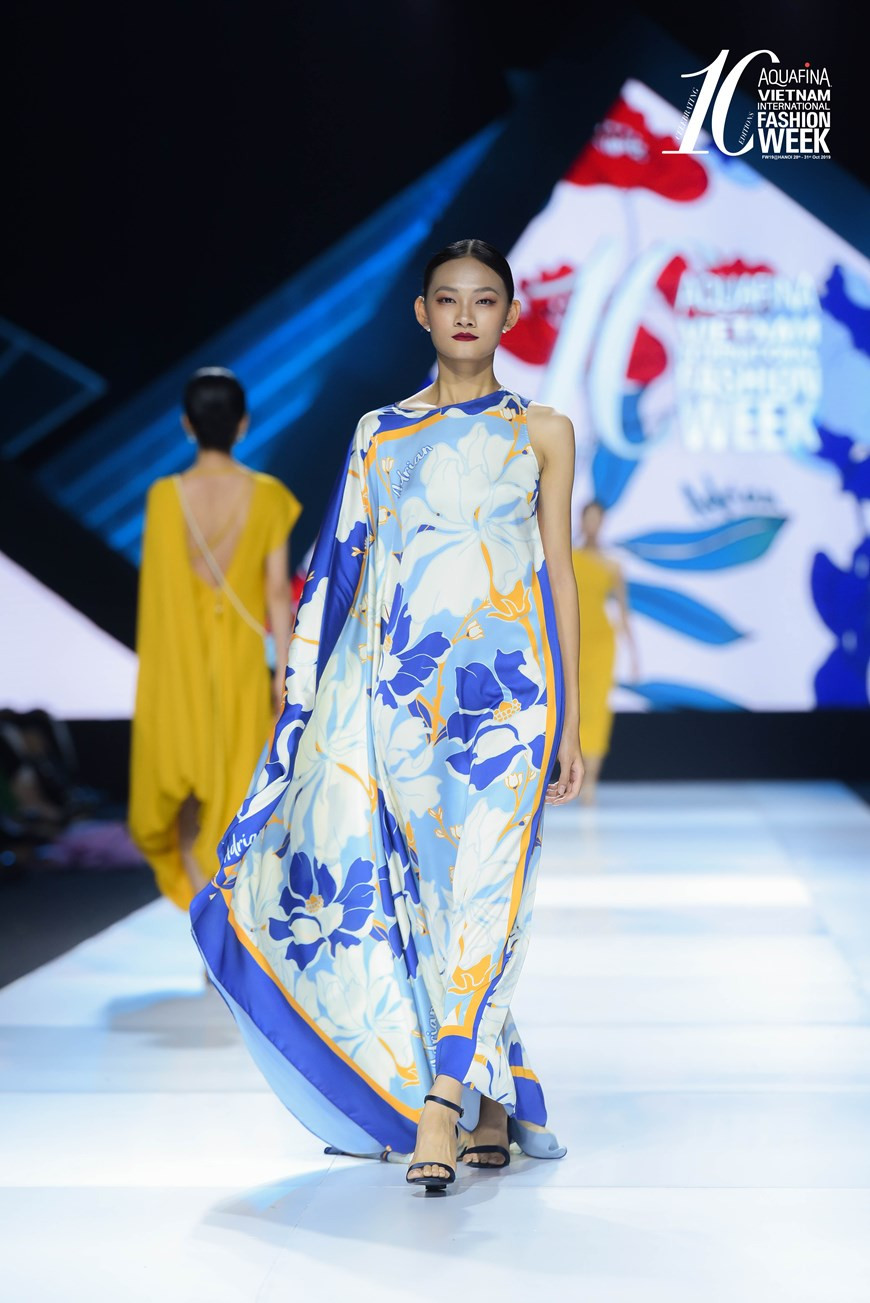 Especialmente, la música es una combinación entre lo tradicional y la modernidad. El material electrónico, con canciones contemporáneas, se mezcla con la voz encantadora y está acompañado por efectos de iluminación y los pasos de las modelos recrean el espacio de las pagodas. (Fuente: VietnamPlus)