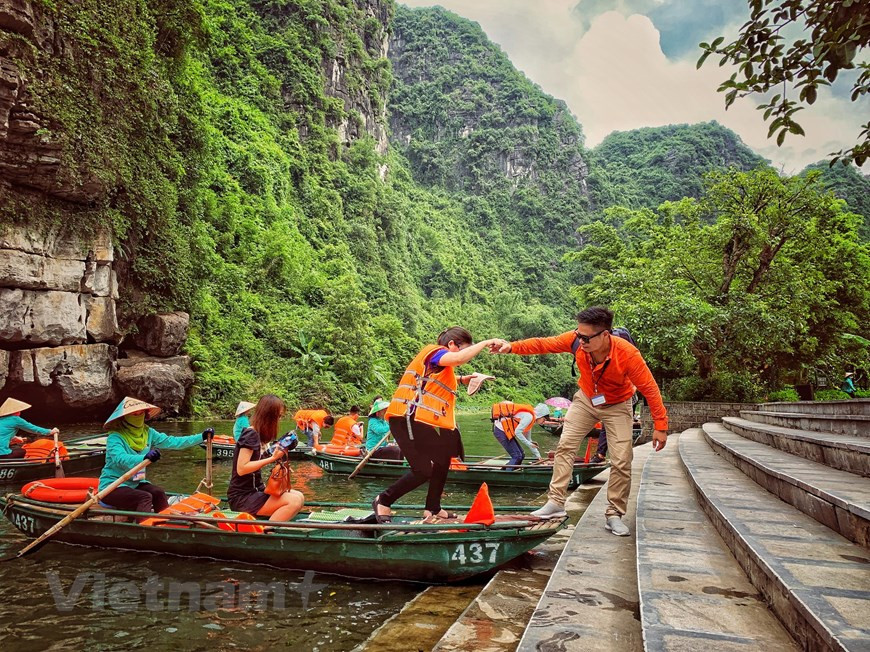 Los visitantes exploran Trang An (Foto: Vietnamplus)