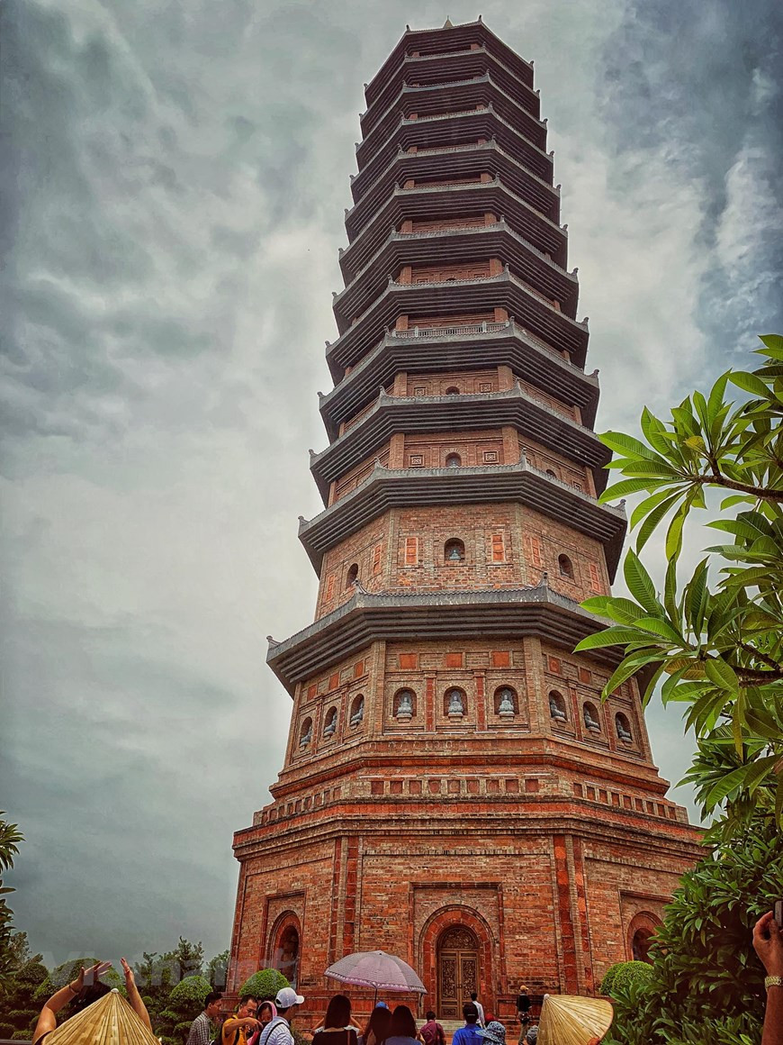 La torre de 13 pisos, donde se encuentra la sarira de Buda (Foto: Vietnamplus)