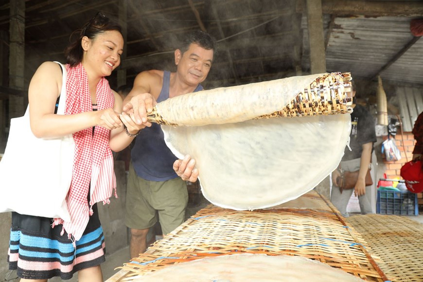 Tres generaciones de la familia de Duong Van Cua practican este oficio tradicional. Hasta la fecha, el agricultor dedicó casi 30 años a la elaboración de Hu Tieu. De acuerdo con Van Cua, se debe utilizar una variedad de arroz de alta calidad y preparar la mezcla de harina con una noche de antelación para generar un buen producto. (Fuente: Vietnam+)