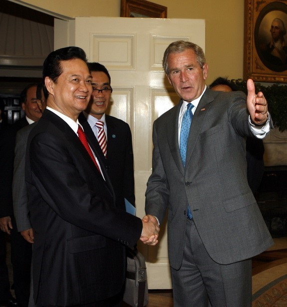 El presidente George W. Bush recibe al primer ministro Nguyen Tan Dung en la Casa Blanca, durante su visita oficial a Estados Unidos del 23 al 26 de junio.