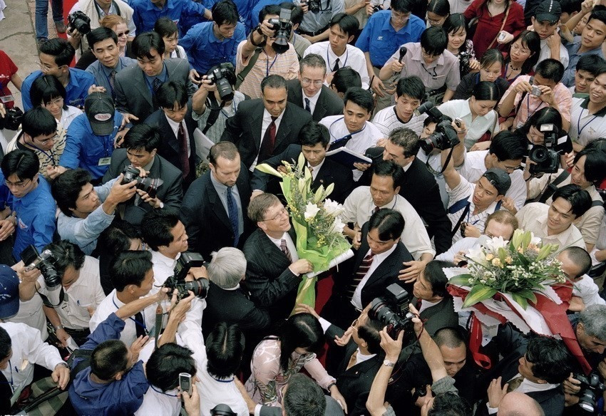 Bill Gates visita la Universidad de Ciencia y Tecnología de Hanoi, el 22 de abril de 2006.