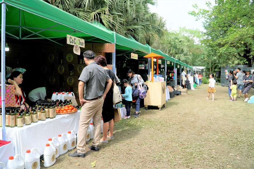 En el marco del evento, más de 20 pabellones de venta presentaron sus productos orgánicos y amigables con el medio ambiente (Foto: Vietnam+)