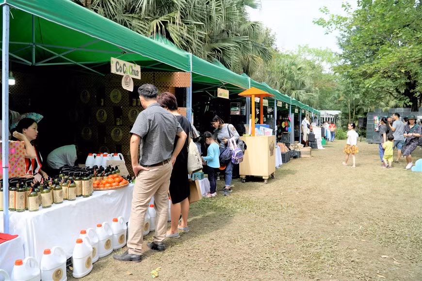 En el marco del evento, más de 20 pabellones de venta presentaron sus productos orgánicos y amigables con el medio ambiente (Foto: Vietnam+)