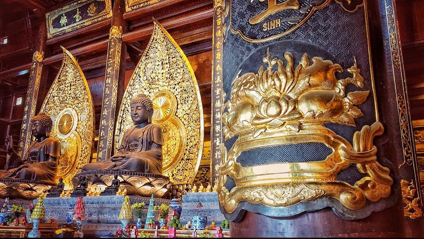 La mayoría de las decoraciones en el templo Tam The son cubiertas de oro. (Fuente: Vietnam+)