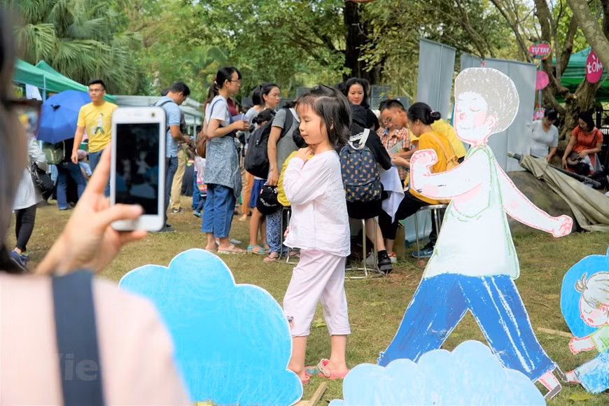 El Festival Creativo KHOE 2019 constituye una ocasión para reunir a las familias y niños amantes del arte, la creatividad, y el estilo de vida positiva y comunitaria (Foto: Vietnam+)
