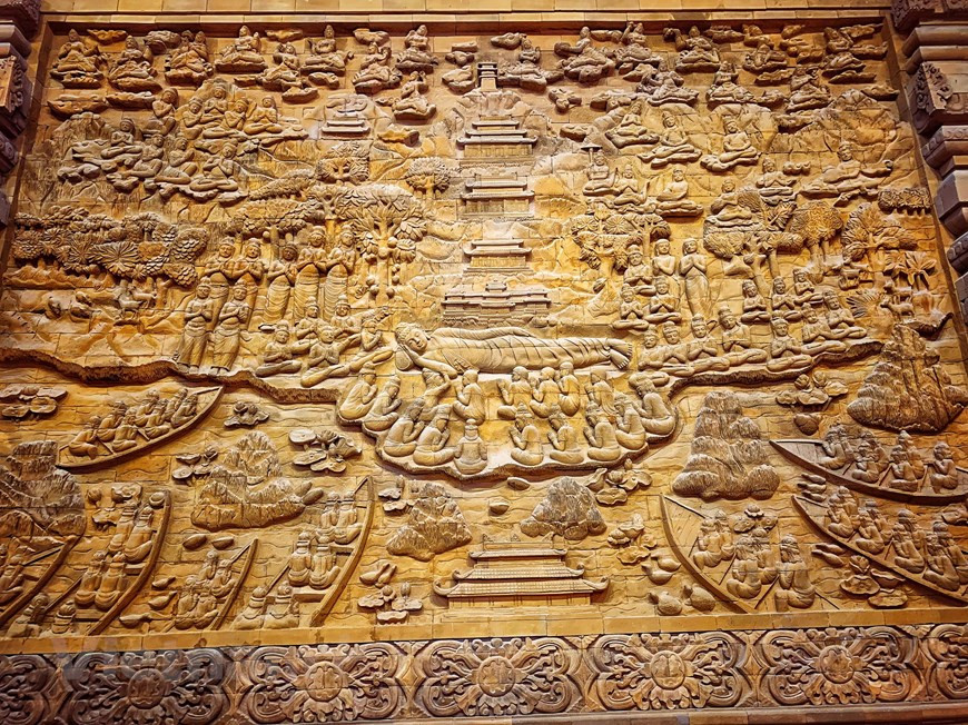Las paredes en el templo Tam The están formadas por 12 mil relieves hechos de roca volcánica, que representan las historias y leyendas de la vida de Buda, desde el momento de su nacimiento, su iluminación y su camino de divulgación de la doctrina religiosa, hasta su entrada en el Nirvana. (Fuente: Vietnam+)