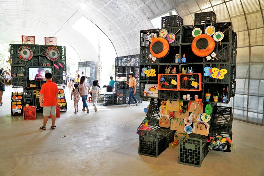 Zona de exhibición de las obras artísticas creadas por los niños autistas (Foto: Vietnam+)