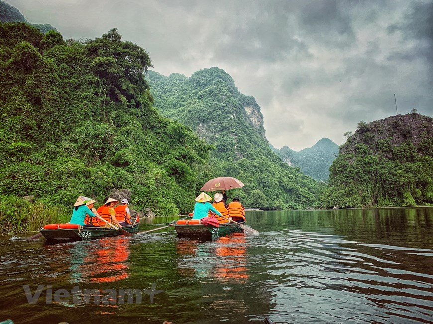 En Trang An, los visitantes disfrutan de un ambiente sereno y contemplan las cuevas (Foto: Vietnamplus)