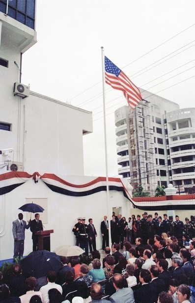 Inaguración de la Embajada de Estados Unidos en Vietnam, el 6 de agosto de 1995 en Hanoi, ante la presencia del secretario de Estado de Estados Unidos, Warren Christopher.