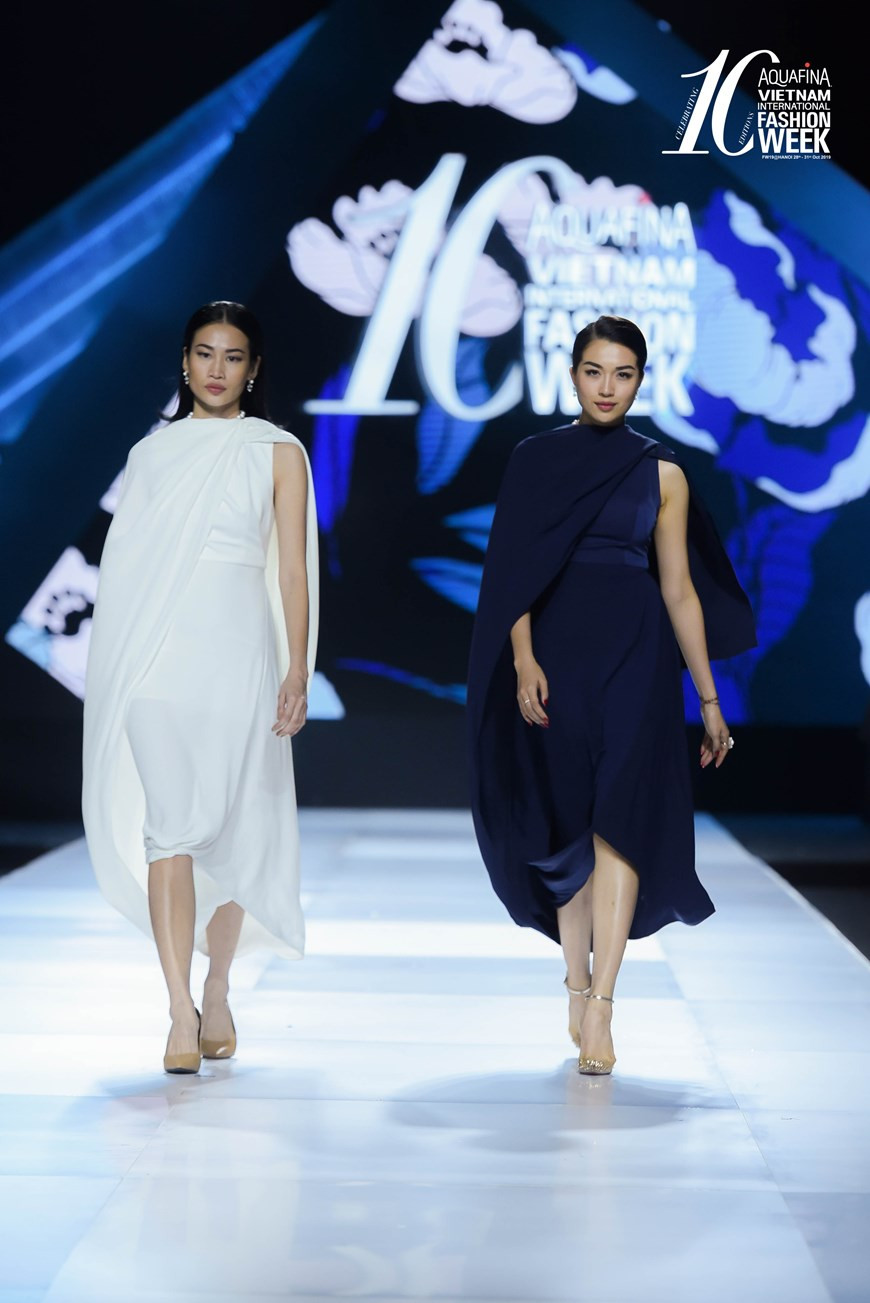 Al abrir el desfile de moda, Le Hang y Thanh Truc presentan diseños con espíritu libre. (Fuente: VietnamPlus)