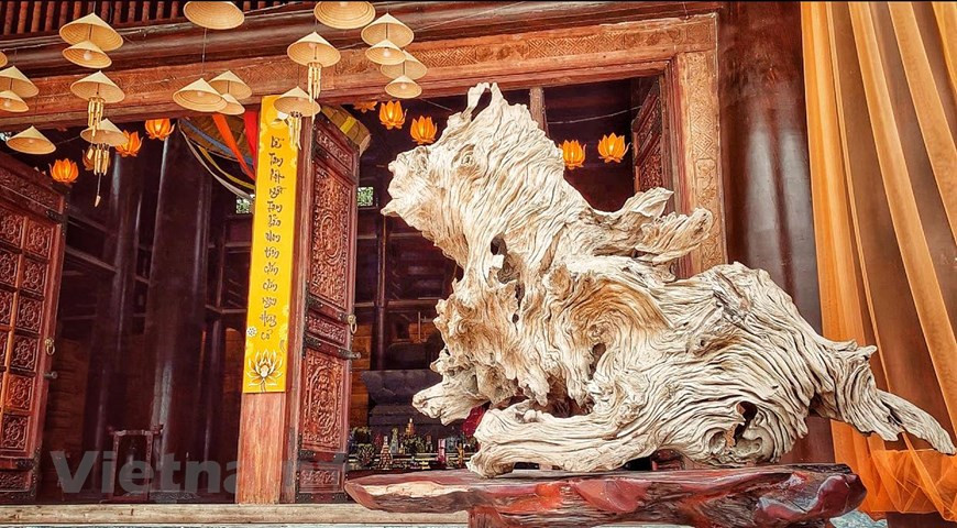 Una obra natural se coloca en la puerta del templo Tam The. (Fuente: Vietnam+)