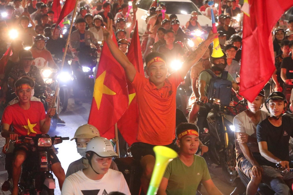 Fanáticos salen a las calles después del partido. (Fuente: VNA)