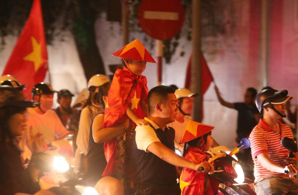 Fanáticos salen a las calles después del partido. (Fuente: VNA)