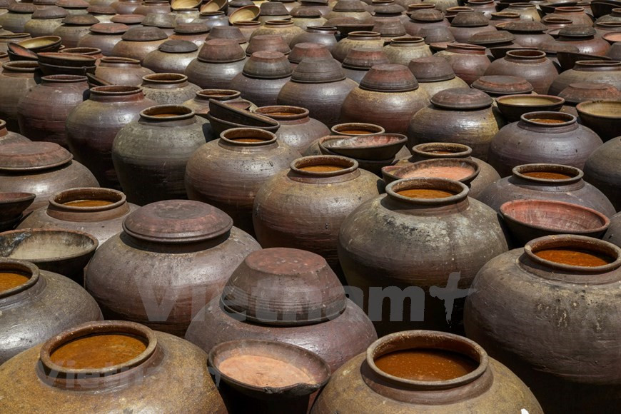 Se agregan todos los ingredientes en una vajilla cerámica; la cubren bien y la ponen a secar bajo el sol de dos a seis meses (Foto: VNA)