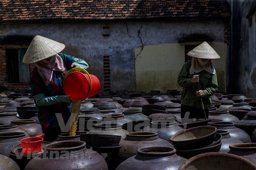 En la estación seca, los productores envuelven la mezcla cada dos días, durante un minuto (Foto: VNA)
