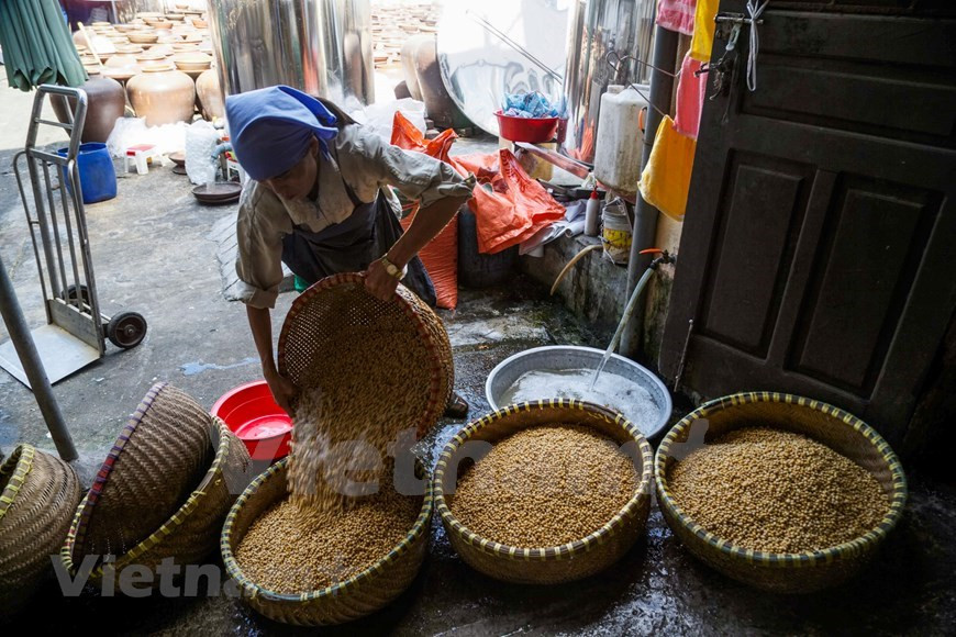 Mientras, se dejan también las semillas de soja a reposar en agua para tostarlas (Foto: VNA)