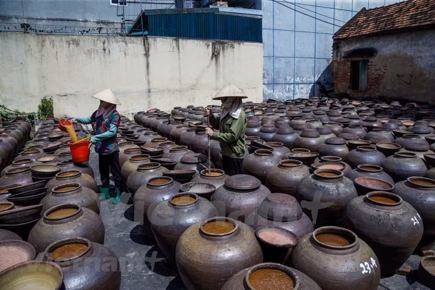 Los artesanos expertos en este oficio dejan a veces esa mezcla a reposar hasta dos años (Foto: VNA)