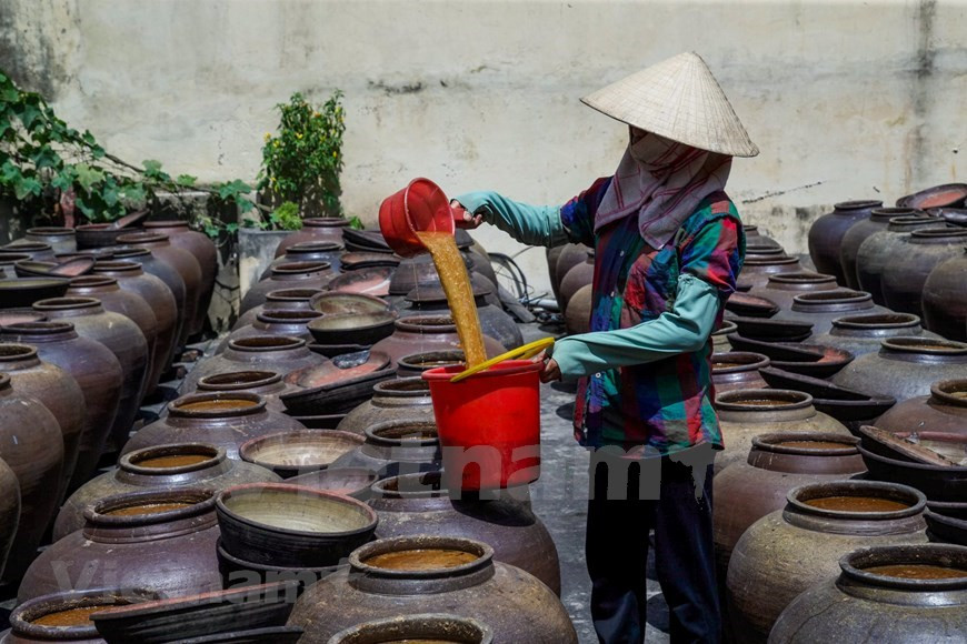 El producto final cuenta con un color marrón oscuro y un olor muy fuerte. La salsa se puede mantener hasta tres años, si la conserva en buenas condiciones (Foto: VNA)