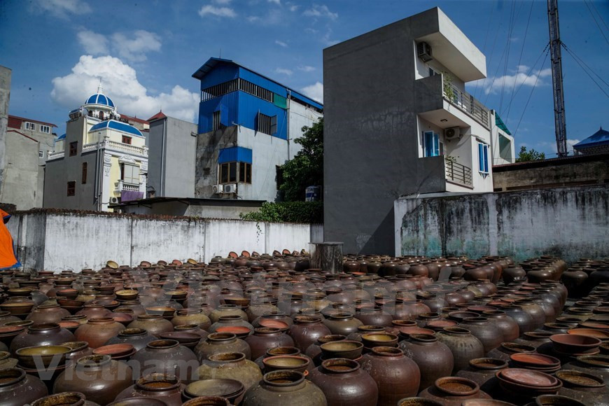 La luz del sol es un factor importante para el proceso, ya que la salsa acoge más calidad al recibir más esa fuente de energía. Por tal razón, se elabora este producto principalmente de marzo a agosto (Foto: VNA)