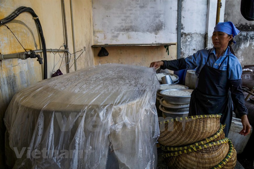 Otros ingredientes para la elaboración de este producto son el arroz glutinoso y la sal, que se ponen a fermentar con los hongos Aspergillus oryzae (Foto: VNA)