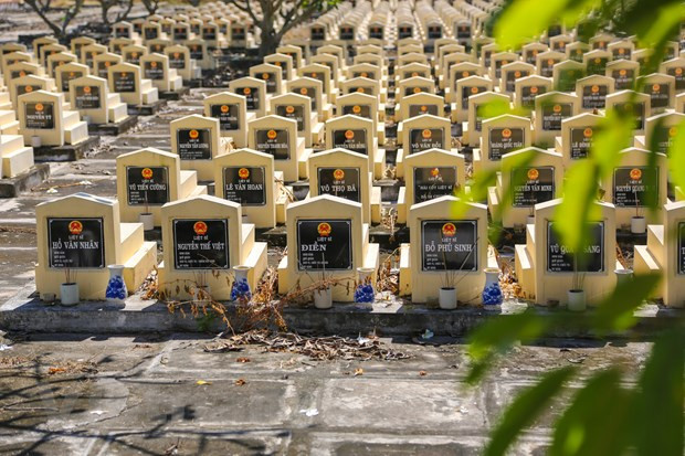 Los viejos compañeros, aunque anteriormente no formaban parte de las mismas unidades, ahora se reúnen para formar el Grupo de trabajo especializado de la Región Militar K90 y el equipo especializado de K93 An Giang, en aras de buscar y repatriar los restos de los soldados caídos en las provincias camboyanas de Kandal, Kampong, Chhnang, Koh Kong, Kampong Speu, Takeo y Kampot. Hasta ahora, el Equipo K93 ha realizado 30 operaciones de búsqueda para restaurar restos de más de dos mil 800 mártires tanto en Vietnam como en Camboya. (Fuente: VietnamPlus)