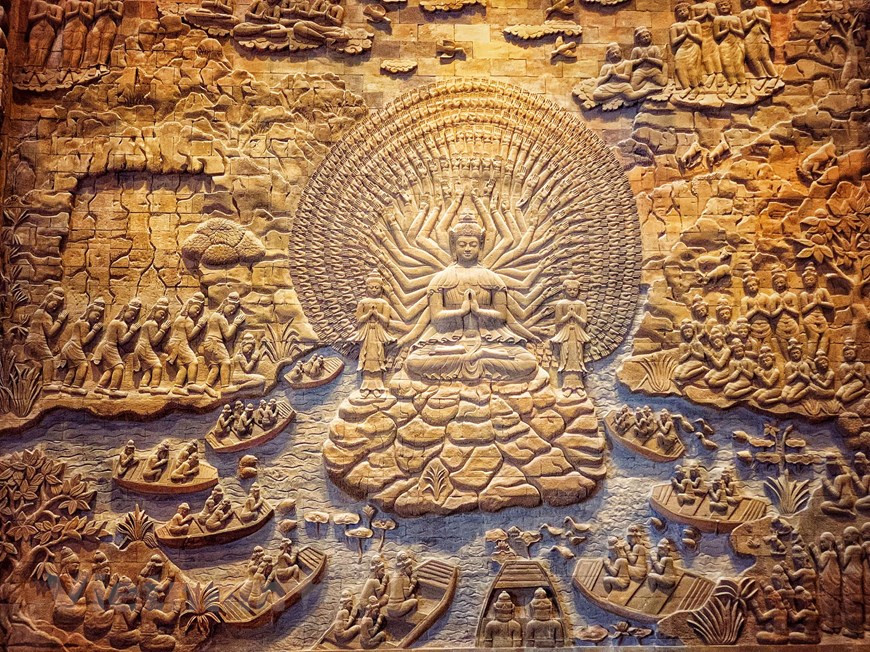 Esa obra, construida desde la dinastía Dinh, se vincula con una leyenda, sobre la aparición de siete estrellas por encima de las siete montañas situadas cerca de la aldea de Tam Chuc. Mientras, al frente de la pagoda también se encuentran otras seis montañas que, según la mitología, eran originalmente seis campanas celestiales. (Fuente: Vietnam+)