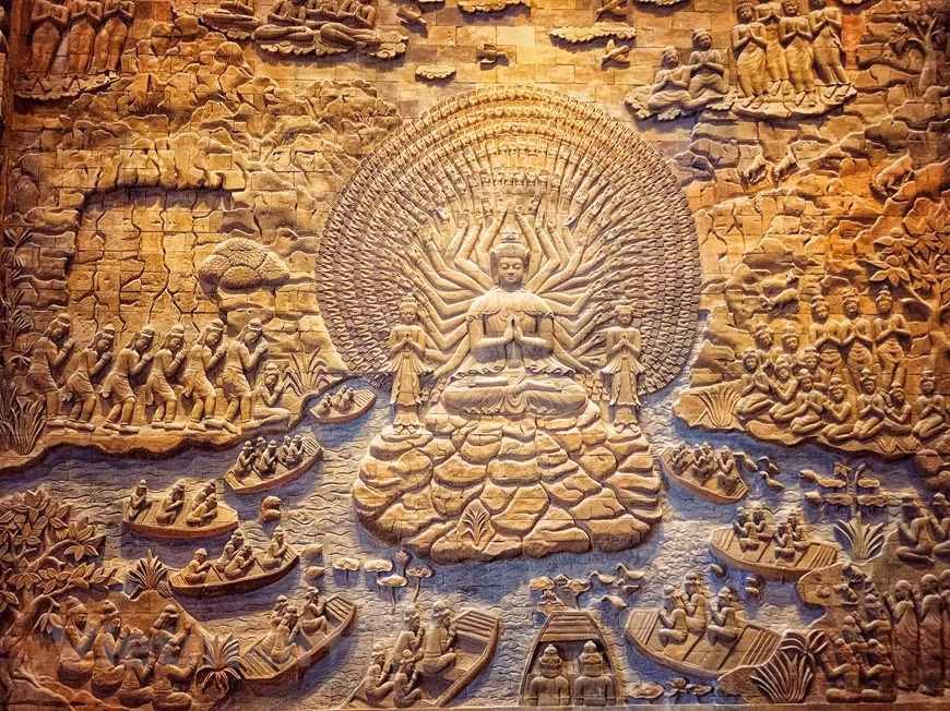 Esa obra, construida desde la dinastía Dinh, se vincula con una leyenda, sobre la aparición de siete estrellas por encima de las siete montañas situadas cerca de la aldea de Tam Chuc. Mientras, al frente de la pagoda también se encuentran otras seis montañas que, según la mitología, eran originalmente seis campanas celestiales. (Fuente: Vietnam+)
