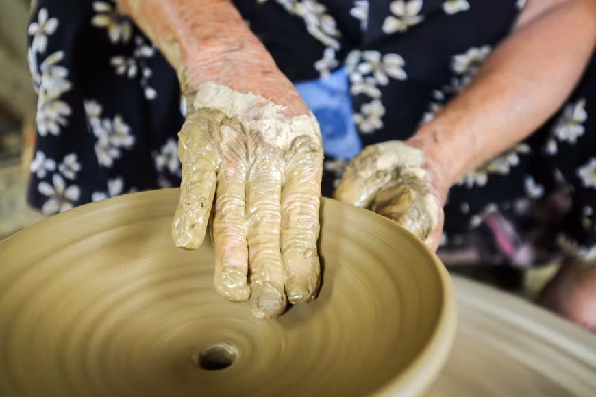 La principal materia prima para elaborar los productos cerámicos de Thanh Ha es la arcilla marrón recolectada a lo largo del río Thu Bon. Se extrae la arcilla y se amasa minuciosamente, luego con unas tijeras se la recorta en trozos finos. (Foto: Vietnam +)
