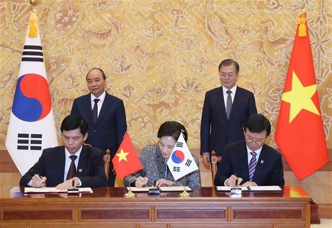 El presidente de Corea del Sur, Moon Jae-in,y el primer ministro, Nguyen Xuan Phuc, presencian la firma de varios acuerdos (Foto: VNA)