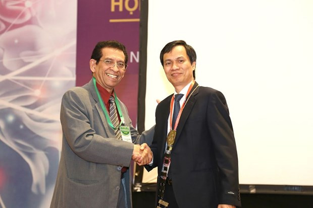 Dong Van He, presidente de la Conferencia y subdirector del Hospital de Amistad Vietnam-Alemania, da la bienvenida a los delegados internacionales. (Foto: Vietnam +)